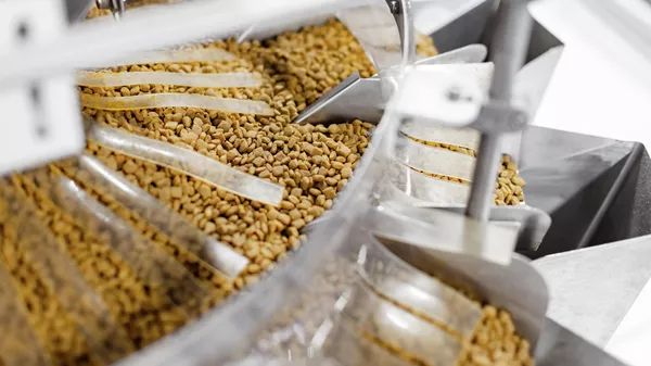 Производители кормов для кошек и собак готовы снизить цены, заявила ФАС