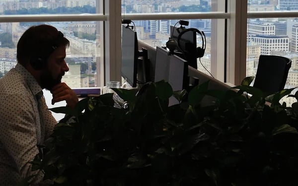 Работу отдают на сторону: из-за дефицита кадров в РФ растет спрос на аутсорсинг