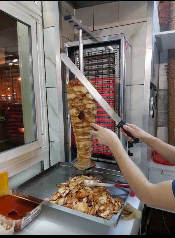 Роскачество призвало обращать внимание при покупке шаурмы на соблюдение продавцом гигиены