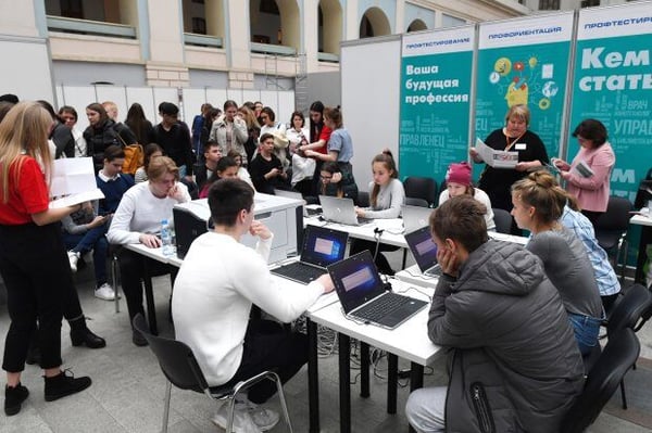 Почти половина россиян выбирает профессию только после школы